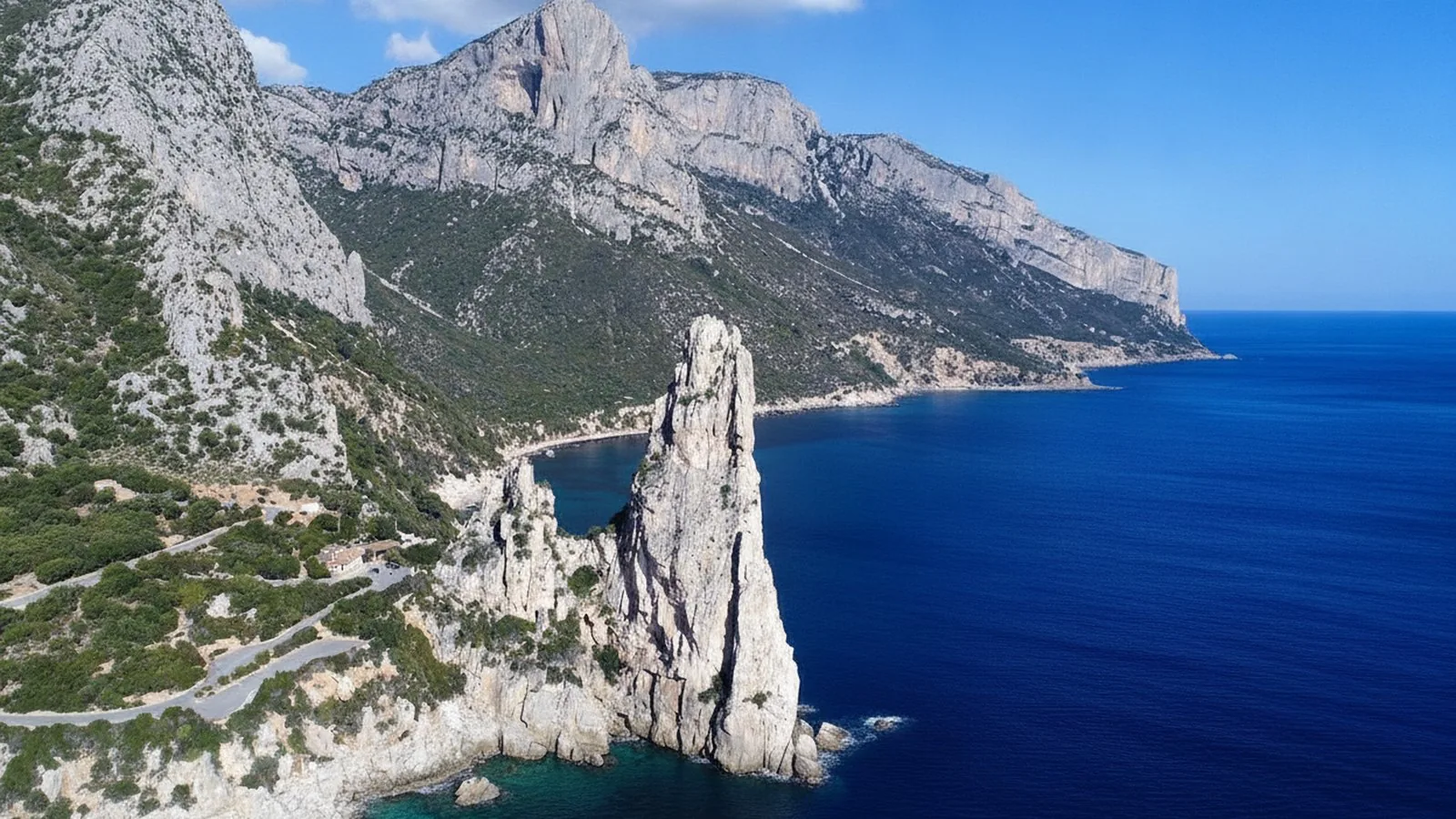 Il monolito calcareo di Pedra Longa che si alza dal mare