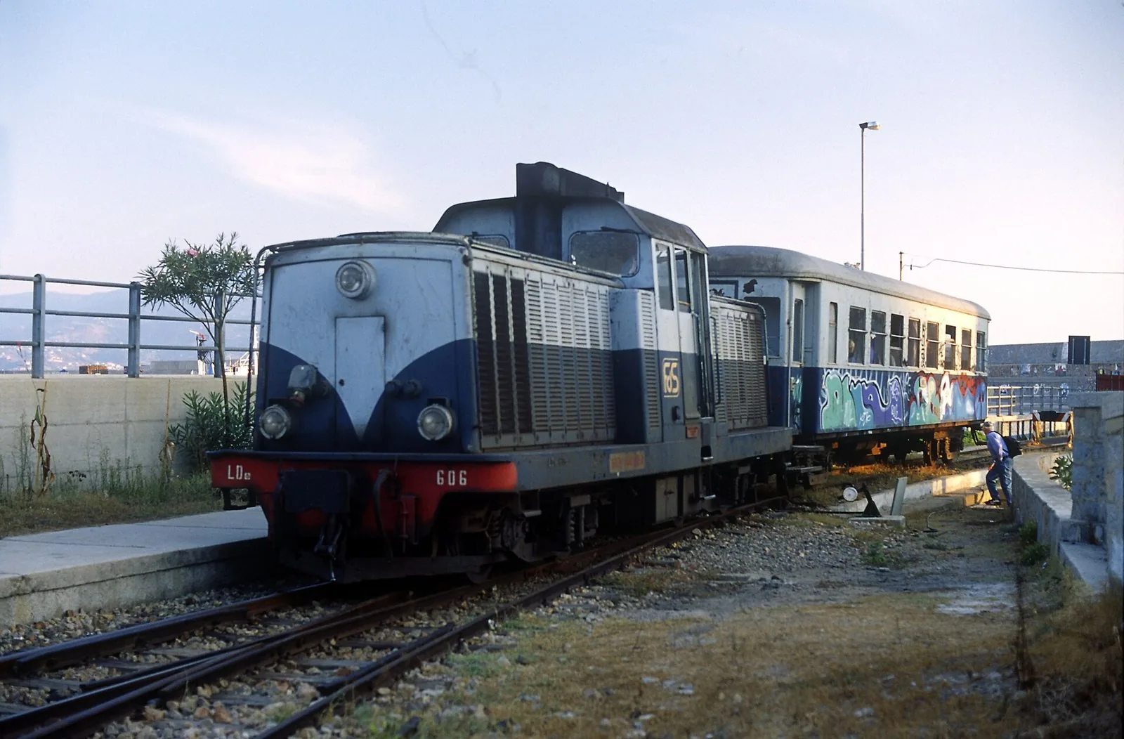 La locomotiva del Trenino Verde ferma in stazione